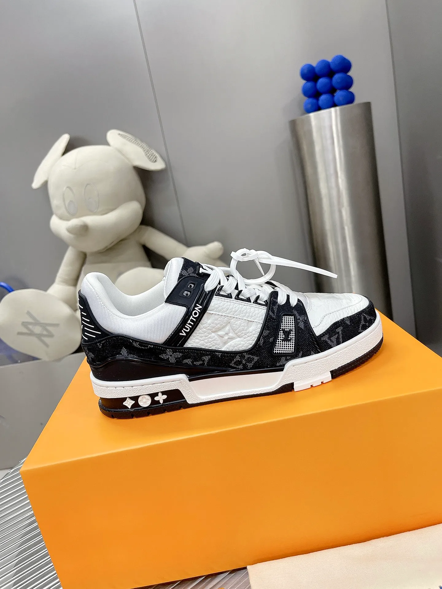 👟👟Ex-factory price 840👟👟The highest version on the Internet⚠️Feel free to compare! 2021🔥New model, purchase quality LV~Louis Vuitton by Virgin Abloh’s best-looking sneakers, Donkey Brand strongly recommends new products, official website limited edition retro basketball sneakers! Both high and low tops cost money to purchase 1:1 accurate replicas of the originals. The details are invincible, full of sincerity, imported custom-made original cowhide, the original package method is the same, the details are 100% restored, and the private model customized the original one-piece T👟👟factory price U outsole, which is different from other brands. Without the original version, this effect cannot be achieved! 35-45 (46 is custom-made and non-refundable) Some colors are available in women’s styles